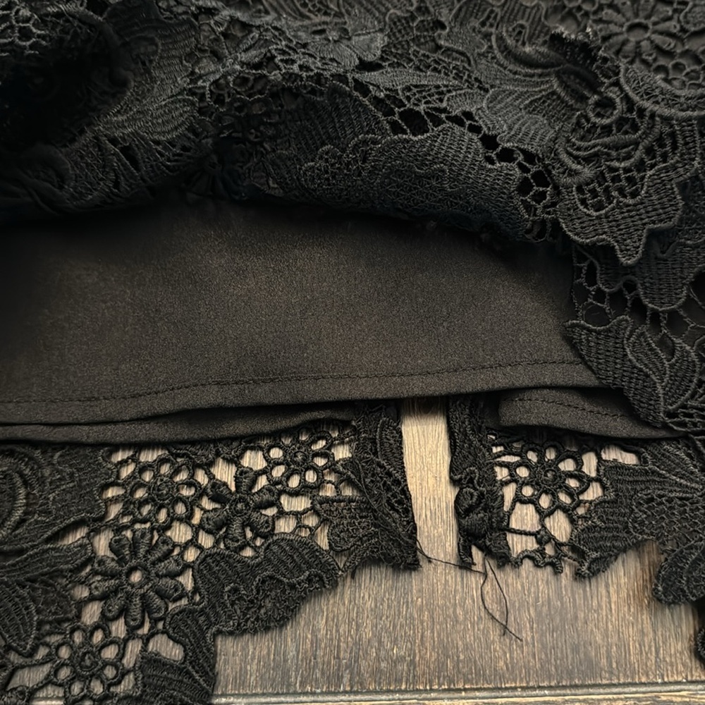 LUCY PARIS BLACK LACE FLOWER EMBROIDERED MINI SKIRT SIZE MEDIUM - Picture 4 of 4